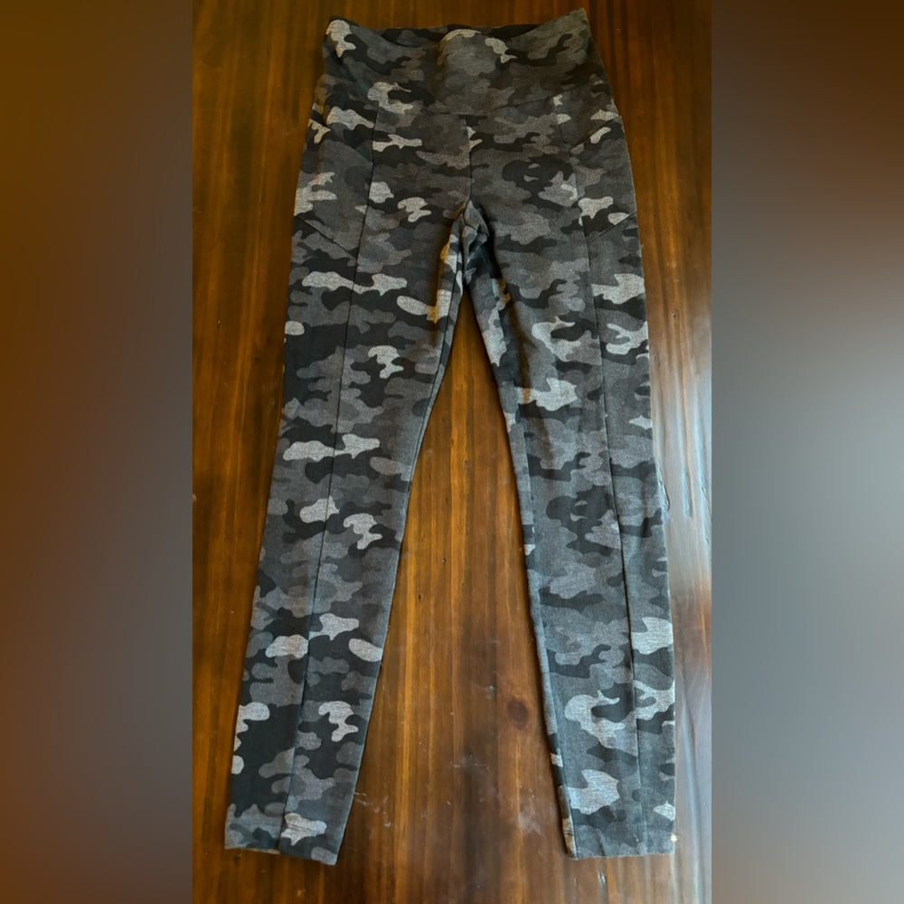 Cabi Camo Leggings Size S